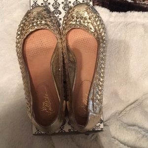 Very volatile gold flats